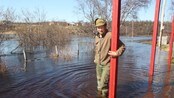 Flom og vann opp til Johan Invald Hættas husvegg - Flom i Kautokeino. 