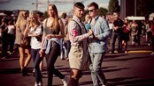 Amir på Øya - Amir Asgharnejad Asgharnejad leder for Anti-nynazistisk friksjon, fiksjon, fucksjon skjønner ikke hvorfor det er så få fargede på Øyafestivalen. Med en kidnappet kameramann går han ut i Middelalderparken for å lage propagandavideoer - og rekruttere flere medlemmer til organisasjonen sin.
