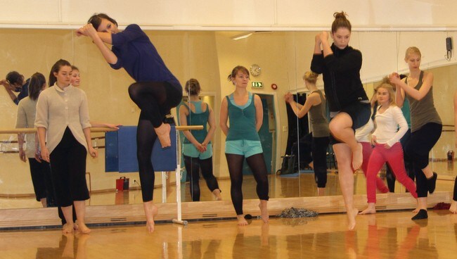 Danseelever på Langhaugen videregående skole (Foto: Rebecca Nedregotten Strand/NRK)