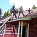 Dugnad Svarvestolen 2004, takstein skiftes ut. Fv Sigurd Andresen, Jan Engedahl og Vera Andersen.