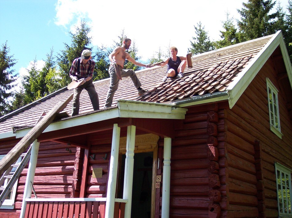 Dugnad Svarvestolen 2004, takstein skiftes ut. Fv Sigurd Andresen, Jan Engedahl og Vera Andersen.