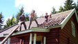 Dugnad Svarvestolen 2004, takstein skiftes ut. Fv Sigurd Andresen, Jan Engedahl og Vera Andersen.