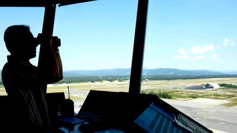 Flygeleder i tårnet på Gardermoen (Foto: Eva Rose Furumyr/NTB scanpix) Flygeleder i tårnet på Gardermoen (Foto: Eva Rose Furumyr/NTB scanpix)