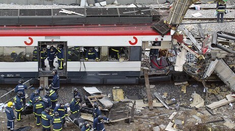 Redningsarbeidet etter terroraksjonen i Madrid (Foto: PIERRE-PHILIPPE MARCOU, Foto: AFP PHOTO PIERRE-PHILIPPE MARCOU /AFP)