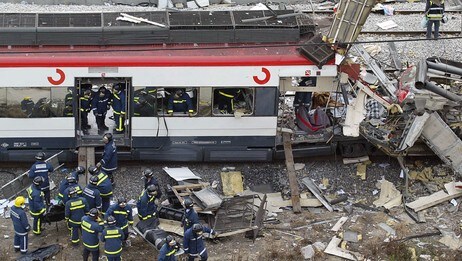Brannmannskaper bærer ut døde mennesker etter bombeangrepene 11. mars 2004. (Foto: PIERRE-PHILIPPE MARCOU, Foto: AFP PHOTO PIERRE-PHILIPPE MARCOU /AFP) Brannmannskaper bærer ut døde mennesker etter bombeangrepene 11. mars 2004. (Foto: PIERRE-PHILIPPE MARCOU, Foto: AFP PHOTO PIERRE-PHILIPPE MARCOU /AFP)