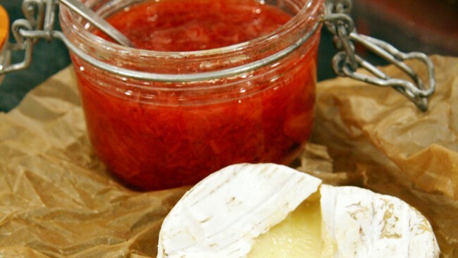 Varm brie med rabarbrachutney (SVT) Varm brie med rabarbrachutney (SVT)