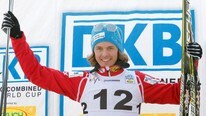 SKIING/ Mikko Kokslien of Norway celebrates on the podium after the LH Individual Gundersen 10 km race at the FIS World Cup Nordic Combined in Almaty (Foto: SHAMIL ZHUMATOV/Reuters)