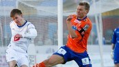 Haugesunds Vegard Skjerve (t.v.) i duell med Ålesunds kaptein Johan Arneng
