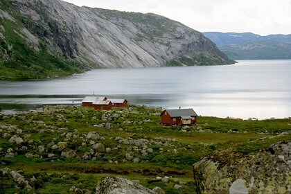 Nilsebu og Nilsebuvatnet. Vatnet er regulert og i perioder er vatnet en del nedtappet