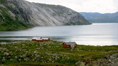 Nilsebu og Nilsebuvatnet. Vatnet er regulert og i perioder er vatnet en del nedtappet