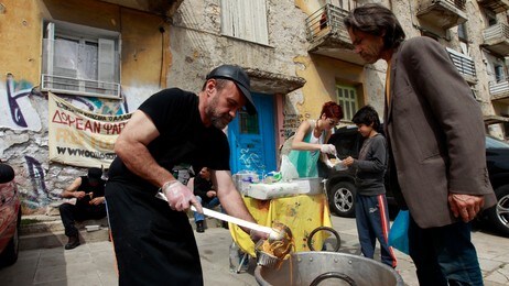 Constantinos Polychronopoulos deler ut mat (Foto: JOHN KOLESIDIS/Reuters) Constantinos Polychronopoulos deler ut mat (Foto: JOHN KOLESIDIS/Reuters)