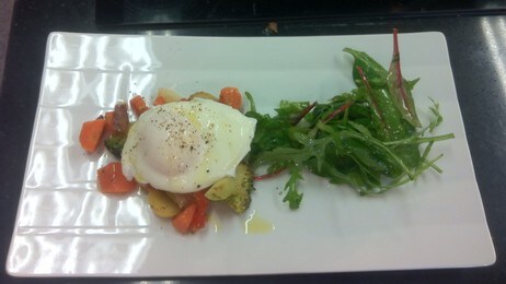 Pytt i panne med salat og posjert egg (Foto: Kent Amar Eriksen/NRK) Pytt i panne med salat og posjert egg (Foto: Kent Amar Eriksen/NRK)