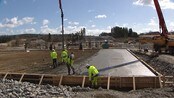 Last på last med betong - 110 lastebiler med betong skal i løpet av 28 timer levere betong til en skjøtfri støp av fundamentet til Hera bru i Mysen. 