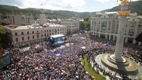 Titusener demonstrerte i Tbilisi søndag. (Foto: POOL/Reuters) Titusener demonstrerte i Tbilisi søndag. (Foto: POOL/Reuters)