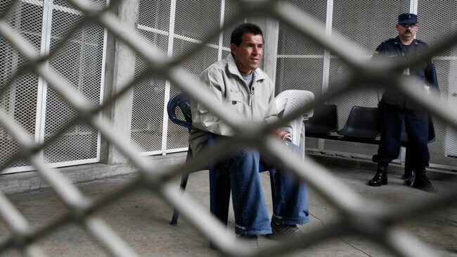 Nolberto Uni Vega, medlem av FARC-gerilijaen. Han angrer på kidnappingen av Ingrid Betancourt. (Foto: William Fernando Martinez/AP) Nolberto Uni Vega, medlem av FARC-gerilijaen. Han angrer på kidnappingen av Ingrid Betancourt. (Foto: William Fernando Martinez/AP)