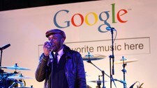 Mos Def opptrer under lanseringen av Googles OneBox (Foto: Mario Anzuoni/Scanpix/Reuters)