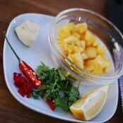 Ingrediensene til mangosalat (Foto: Vegard Stana/NRK) Ingrediensene til mangosalat (Foto: Vegard Stana/NRK)
