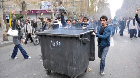 Iranske demonstranter gjorde bruk av det de kunne finne til å  (Scanpix/Reuters)