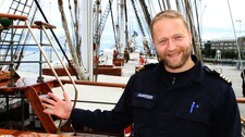 Kaptein Halvor S. Hanssen på Christian Radich.  (Foto: Morten Andersen/NRK)