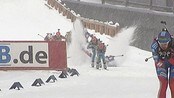 Berger klarte heldigvis å svinge unna dette fallet - Tora Berger klarte heldigvis å svinge unna da russiske Olga Zaitseva falt på fellesstarten for kvinner i Khanty-Mansijsk. Kommentatorer: Andreas Stabrun Smith, Ola Lunde og Halvard Hanevold
