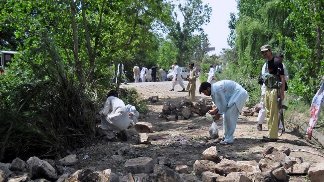 To sjølvmordsaksjonar mot matkø i Kohat i Pakistan (Foto: Naveed Sultan/AP) To sjølvmordsaksjonar mot matkø i Kohat i Pakistan (Foto: Naveed Sultan/AP)