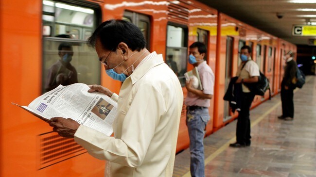 Munnbindbrukere på en T-banestasjon i Mexico by (Foto: Rodrigo Abd/Scanpix/AP) Munnbindbrukere på en T-banestasjon i Mexico by (Foto: Rodrigo Abd/Scanpix/AP)