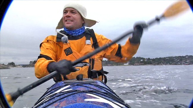 Lars Verket padler (Foto: Øystein Økter/NRK)