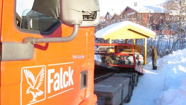 Falck henter bil (Foto: Veslemøy Christiansen/NRK)