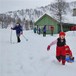 Barn har det kjempegøy i snøen utenfor Alexander Grieghytten i Bersgdalen.