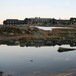 Finsehytta spegler seg i vannet
