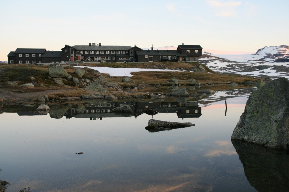 Finsehytta spegler seg i vannet
