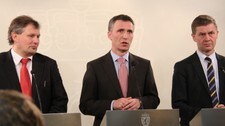 Terje Riis-Johansen, Jens Stoltenberg og Erik Solheim (Foto: Kristin Granbo/NRK) Terje Riis-Johansen, Jens Stoltenberg og Erik Solheim (Foto: Kristin Granbo/NRK)