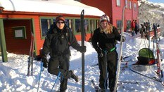 Far og datter framme på Olalihytta i Etne
