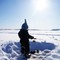 FISKELYKKE: Emil Dybvig isfisker på Mjøsa 5. mars.