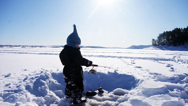 Isfiske på Mjøsa (Foto: Åshild Håve) Isfiske på Mjøsa (Foto: Åshild Håve)