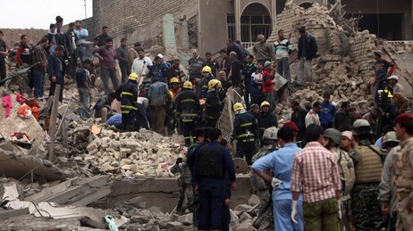 Søk etter overlevende etter bombeeksplosjoner i Bagdad 8.desember 2009 (Foto: Khalid Mohammed/Scanpix/AP)