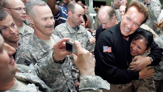Arnold Schwarzenegger i Irak (Foto: Saad Shalash/Scanpix/Reuters) Arnold Schwarzenegger i Irak (Foto: Saad Shalash/Scanpix/Reuters)