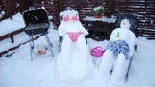 Snømenn i bikini og badebukse
