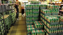 Fulle butikkhyller på butikken (Foto: Hans H. Bjørstad)