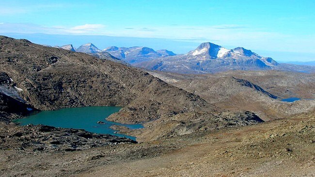 Smeltevannstjønn fra Blåhøbreen, med bl.a. Snota i bakgrunnen (t.h.) (Foto: Mikal Sæteren)