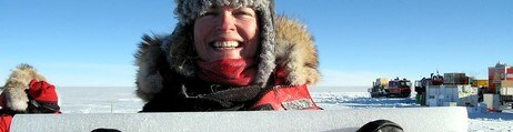 NRKs journalist Unni Ødegård med 1000 år gammel is fra Antarktis. (NRK)