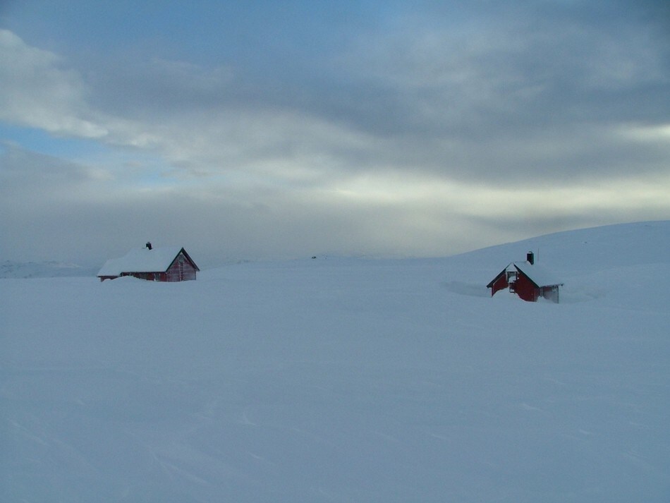 Det kan være mye snø rundt Skavlabu, og år om annet må man spade seg inn.