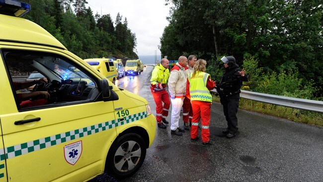 Skadde ungdommer fra AUF-leiren på Utøya blir tatt hånd om av redningspersonell (Foto: Edvardsen, Morten/SCANPIX) Skadde ungdommer fra AUF-leiren på Utøya blir tatt hånd om av redningspersonell (Foto: Edvardsen, Morten/SCANPIX)