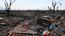 Moore, Oklahoma etter at tornadoen rammet (Foto: Brennan Linsley/Ap) Moore, Oklahoma etter at tornadoen rammet (Foto: Brennan Linsley/Ap)