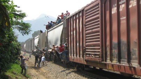 Kaster mat og vann til tog imigranter i Mexico (Foto: Inger Marit Koldstadbråten/NRK) Kaster mat og vann til tog imigranter i Mexico (Foto: Inger Marit Koldstadbråten/NRK)