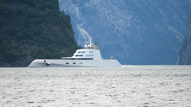 Luksusbåten til Andrey Melnichenko, 'A' cruisar inn mot Flåm. (Foto: Atle Gjerløw)