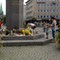 I Trondheim samles de sørgende rundt statuen av Olav Trygvason.