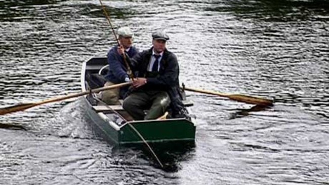 Laksefiske med båt i Otra (Foto: Odd Rømteland/NRK)