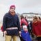 Lars Helander fra Nesseby i Finnmark, bosatt i Tromsø, hadde vrengt kofta. Datteren Ibe Sofie var ikledd sin luhkká feil vei. – Det er godt å vise sin støtte. Vi blir sakte men sikkert visket litt bort fra byen. Man må gå imot dagens storsamfunn, sa far.