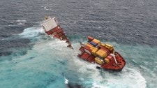 Containerskipet 'Rena' på revet etter at det brakk i to (Foto: Maritime New Zealand/Reuters) Containerskipet 'Rena' på revet etter at det brakk i to (Foto: Maritime New Zealand/Reuters)